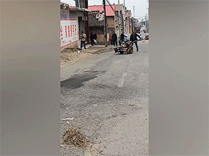 Clip: Người đàn ông loay hoay với chiếc 'đầu máy bất kham'