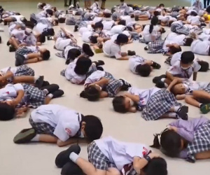 Clip: Học sinh Thái Lan học cách phản ứng với xả súng sau vụ thảm sát trong nhà trẻ