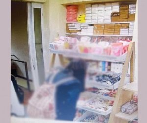 Cô gái trẻ vừa xem hàng vừa làm một việc khiến chủ shop sốc ngã ngửa khi check camera: 'Người bình thường không ai thế cả!'