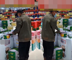 Chứng kiến cảnh ông già lấm lem, đứng mân mê một thùng sữa, nhân viên siêu thị có hành động bất ngờ