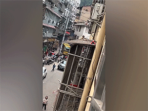 'Hú vía' với cảnh người dân cứu bé trai ngã cắm đầu từ trên ban công xuống đất