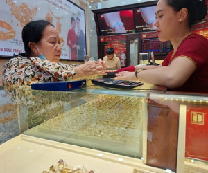 Nhiều người dốc tiền mua vàng chờ 'lướt sóng' dịp Tết