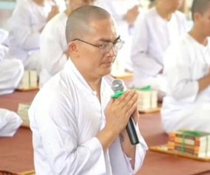 MC Đại Nghĩa bật khóc trong ngày cuối cùng xuất gia
