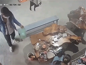 Manh động: Kẻ cướp đâm dao liên tục vào chủ tiệm tạp hóa ở Hưng Yên