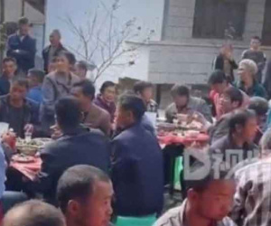 Em trai ruột lấy vợ, anh trai bị đuối trốn vào nhà vệ sinh vì... 25 tuổi vẫn còn 'ế'