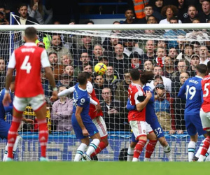 Arsenal bắt nạt Chelsea, đòi lại ngôi đầu bảng
