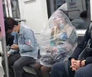 Đang đi tàu, hành khách sốc nặng khi thấy cô gái... chui vào túi bóng rồi lấy chuối ăn