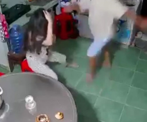 Phẫn nộ cha liên tục tát con đến chảy máu mũi, bất chấp sự có mặt của bà