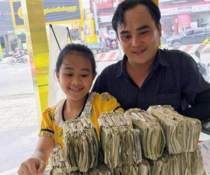 Mát lòng cô bé mang gần 2kg tiền lẻ tiết kiệm được đi mua vàng tặng bố mẹ