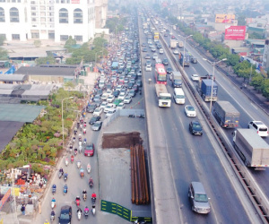 Quây lô cốt chiếm nửa đường Nguyễn Xiển, ùn tắc kéo dài gần 1km