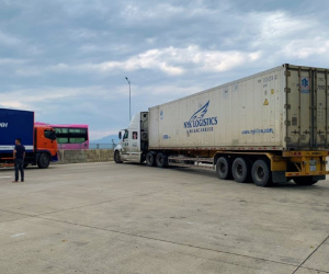 Vi phạm lỗi bị xử phạt, tài xế lái xe chắn ngang cao tốc Đà Nẵng – Quảng Ngãi