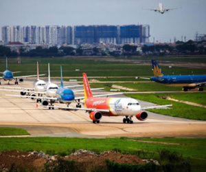 Giá vé máy bay Tết cao ngất ngưởng: Người chấp nhận ngồi xe khách hàng nghìn cây số, người bày chiêu 'bay vòng Thái Lan về Hà Nội rẻ hơn'