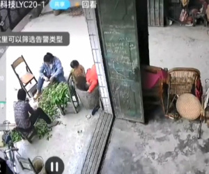Clip: Bé trai kẹt đầu vào cối đá của gia đình khiến cả nhà hoảng hốt phải gọi cứu hộ