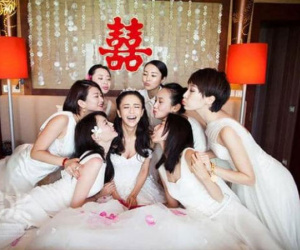 Từng bị coi thường vì không có tên tuổi, dàn phù dâu của Đồng Lệ Á giờ đã nổi tiếng đến mức 'khó với tới'