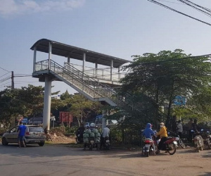 Băng qua đường sắt có rào chắn, đôi vợ chồng bị tàu hỏa tông thương vong