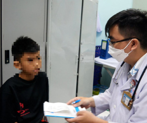 Trẻ xem điện thoại nhiều, phụ huynh giật mình vì con mắc hội chứng TIC
