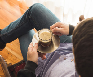 Thanh niên 22 tuổi đột ngột co cứng tay chân, mất ý thức, ngã vật xuống đường sau khi uống 3 ly cà phê