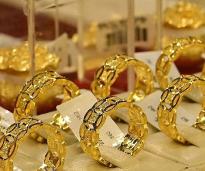 Giá vàng thế giới bất ngờ tăng mạnh, thu hẹp chênh lệch với vàng SJC về 15,6 triệu đồng/lượng
