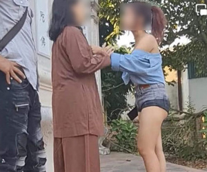 Cô gái mặc quần 3 phân, áo croptop vào chùa, bị phật tử ngăn lại thì cãi: 'Đây là tự do tín ngưỡng, cái tâm là chính, hình thức không quan trọng!'