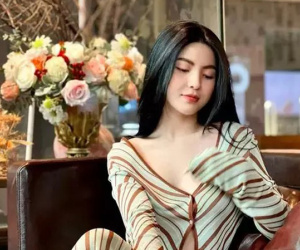 Bạn gái lộ mặt kém xinh, nghi sống chung phòng Quang Hải tại Pháp