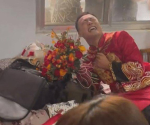 Hí hửng vào đón dâu, chú rể 'sợ mất mật', bỏ chạy khi kéo khăn trùm đầu của cô dâu