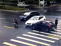 Mải 'hóng hớt' vụ tai nạn, xế hộp gây 'kết đắng' cho xe đạp điện giữa ngã tư