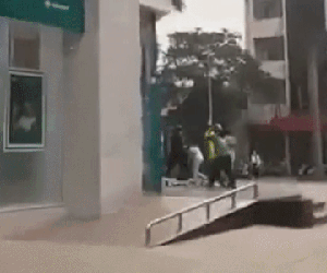 Clip: Nghi ôm tiền tỷ theo trai, cô gái bị 2 nam thanh niên đánh đấm túi bụi