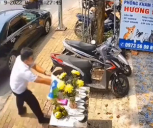 Hành động gây khó hiểu của người đàn ông đi xe sang bất ngờ dừng lại ven đường, dân mạng thi nhau bàn tán: 'Hay chỉ là người lái thuê'