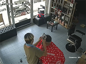 Thợ cắt tóc và khách hàng 'giật bắn mình' vì chiếc máy sấy tai hại