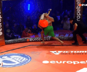 Rơi vào thế khó, võ sĩ Georgia vẫn giành chiến thắng knock-out bằng chiêu cực độc
