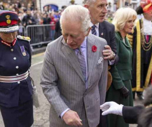 Vua Charles III và Vương hậu Camilla bị ném trứng giữa đường