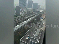 Clip: Tàu điện Trung Quốc nổ như bắn pháo hoa trên đường ray