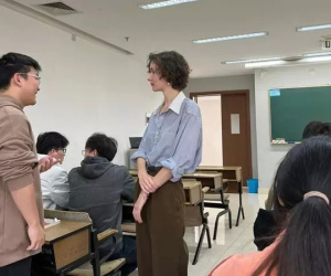 Choáng với vẻ đẹp độc lạ của nữ giảng viên đại học, khuôn mặt còn sáng hơn cả minh tinh