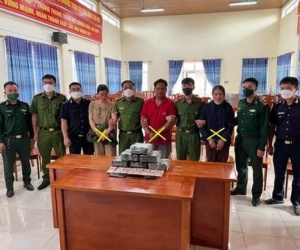Bắt quả tang hai phụ nữ đang nhận 13kg ma túy từ tài xế người nước ngoài