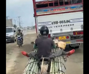 'Sợ hãi' với người đàn ông điều khiển chiếc xe máy cũ nát lại còn chở 'quá khố'