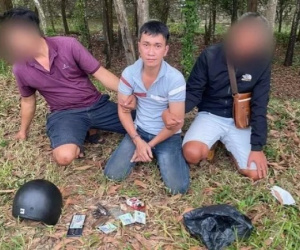 Đang đi giao súng cho khách thì bị trinh sát hóa trang tóm sống