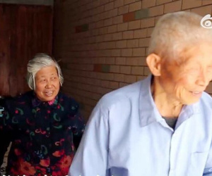 Vì một lời hứa, vợ chồng chăm con giúp hàng xóm suốt 41 năm