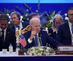 Tổng thống Mỹ Biden lắng nghe bài phát biểu của Ngoại trưởng Nga Lavrov