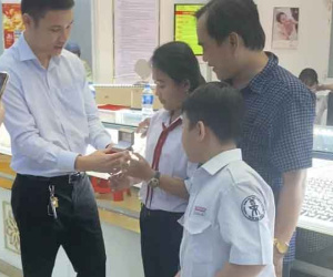 Bé gái hiếu thảo gom tiền lẻ mua vàng tặng ba, chủ tiệm liền tặng luôn chiếc nhẫn