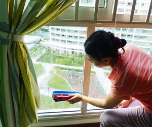 Lau cửa sổ, người phụ nữ Hà Nội tuột tay rơi từ tầng 5