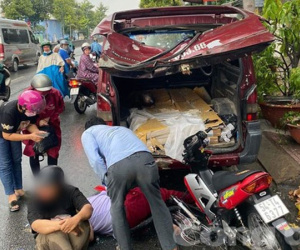 Xe máy gãy đôi sau khi tông biến dạng đuôi ô tô, 2 học sinh trọng thương