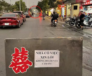 Rạp cưới dựng giữa đường, gia chủ viết bảng 'ra lệnh' khiến ai nấy phẫn nộ