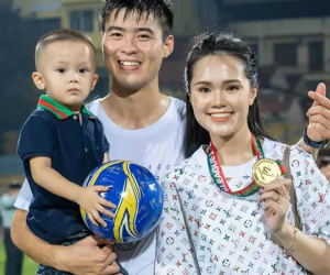 Đỗ Duy Mạnh khoe ảnh cả nhà, bất ngờ nhan sắc bà xã Quỳnh Anh