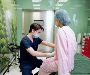 Nữ bệnh nhân bị hoại tử với vết thủng 10cm giữa bụng vì hút mỡ bụng
