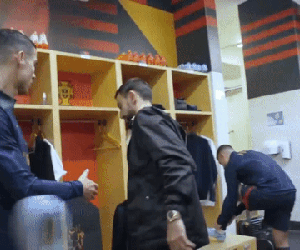 Bruno Fernandes tỏ thái độ lạnh nhạt khiến Ronaldo 'đứng hình', fan MU hả hê