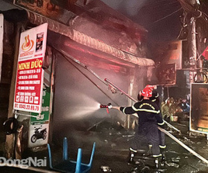 Lửa bao trùm tiệm sửa xe trong đêm, nhiều tài sản bị thiêu rụi