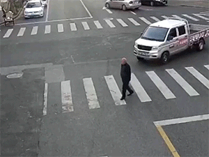 Clip: Người dân và lính cứu hỏa nâng xe tải cứu ông lão bị tai nạn nằm dưới gầm
