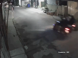 Video mẹ dắt con đi bộ gặp tai nạn, dân tình chia làm hai phe phân tích nguyên nhân