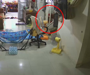 Thót tim với cảnh bé trai bị ngã lộn xuống cầu thang, đập đầu vào nền nhà