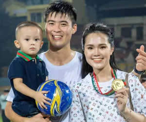 Vợ Đỗ Duy Mạnh lên tiếng loạt ảnh lôi thôi khi ra sân cổ vũ chồng